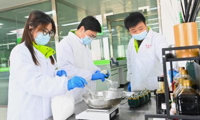 研发新产品 打好特色美食牌