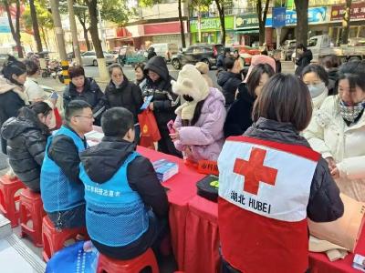 潜江开展“群团携手进驿站 服务职工群众到一线”活动