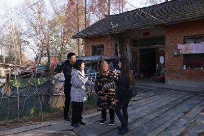 潜江市中心医院开展关爱空巢老人及留守儿童活动