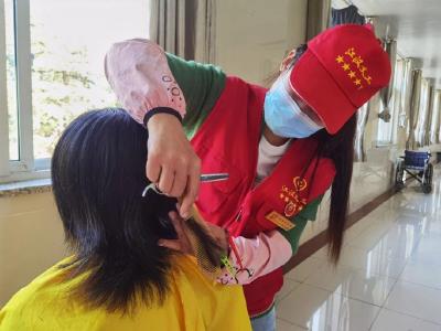 “移动理发店”为住院患者解忧
