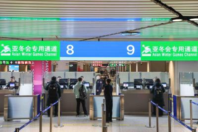 哈尔滨机场口岸迎来首批亚冬会团组入境