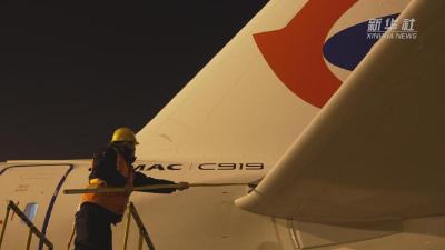 新春走基层丨给C919洗个澡：闪亮亮的C919来接驾