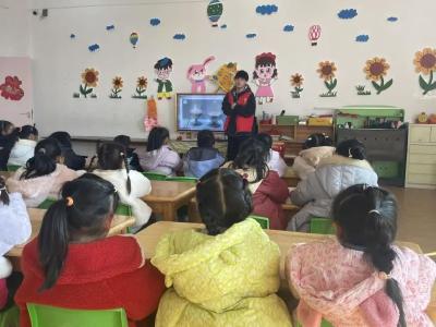 运粮湖管理区：“爱心托管班”伴娃度假期