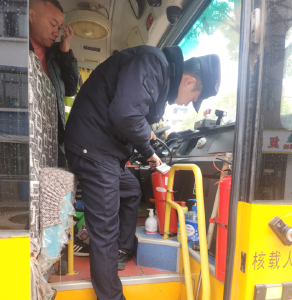 后湖派出所开展春季校车安全大检查