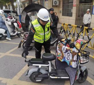 杨市街道：路长齐上阵 护航开学日