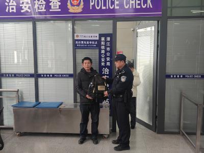 旅客背包遗失 民警火速找回