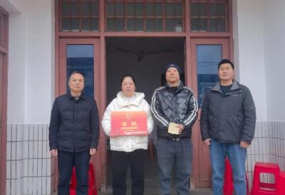 周矶管理区为“四有”优秀士兵送喜报
