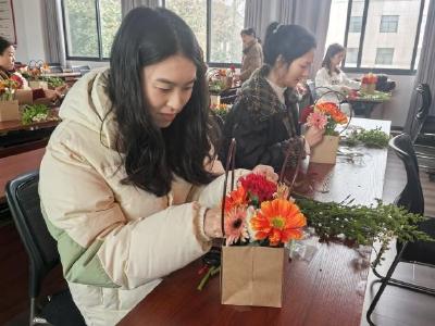 广华寺街道妇联开展“三八”妇女节花艺沙龙活动