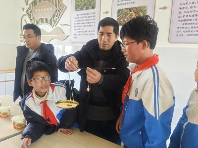 竹根滩镇小学将课堂搬到田间