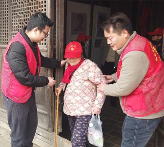 以爱为轮，伴福利院老人共赏春日