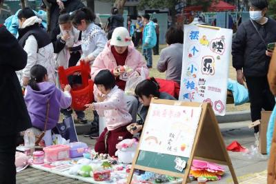水杉公园“跳蚤”热  油建学子爱心燃