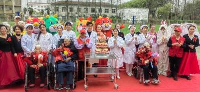 百岁老人同享生日会 托老中心创新模式守护幸福晚年