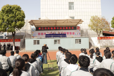 市人民法院普法进校园