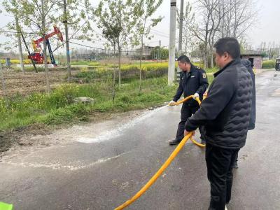 周矶管理区清洗马路扮靓家园
