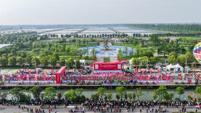 楚韵虾香 奔跑潜江——2025潜江返湾湖半程马拉松激情开跑