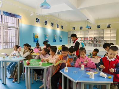 童趣逐梦“航天” 气球火箭点燃科学热情