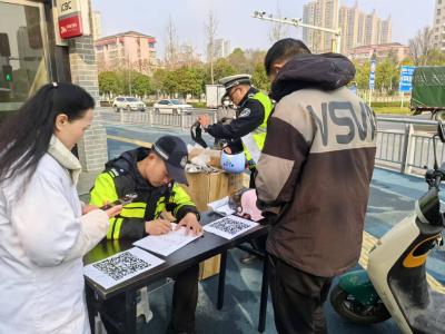 潜江公安交警推出“平安头盔，有借有还”新举措
