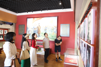 潜江市文联赴湖北省廉政教育基地参观学习