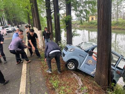 生死瞬间！暴雨后河中勇救落水老人