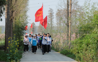 以脚步丈量青春 以廉心铸就品格