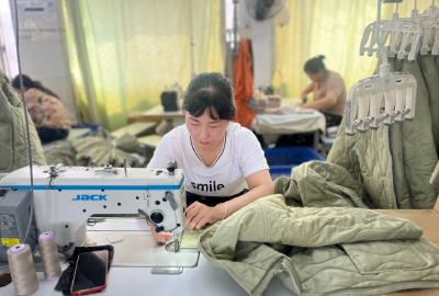 缝纫机飞速运转，服装车间奏响生产“交响乐”