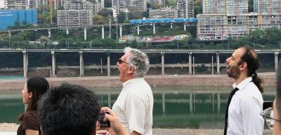 新华鲜报丨200余名外宾访渝：这是山水与都市共生的故事 