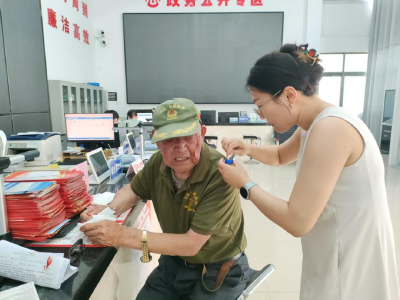 窗口人员救助摔倒老人