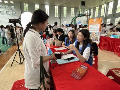 潜江：多元服务促就业 精准帮扶暖民心