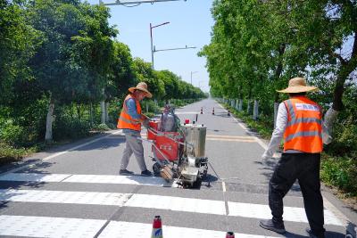 铲除、喷涂，后湖管理区让交通指引更清晰