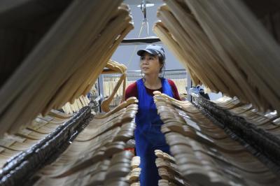 中国经济样本观察丨“挂”出来的80亿元“衣架产业”