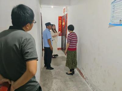 竹根滩镇开展社会治安大清查“敲门行动”