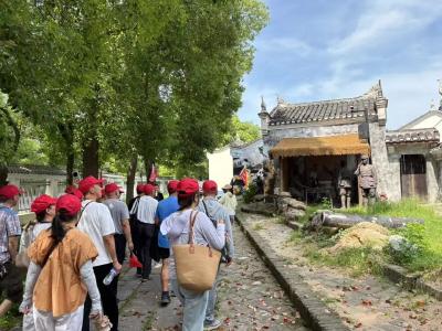 “银龄”党员踏寻红色足迹