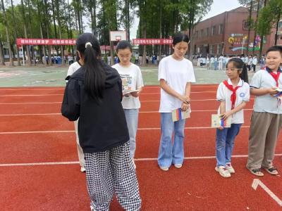 市新四军历史研究会向竹根滩镇小学赠书