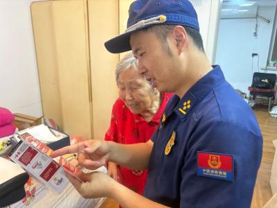 广华寺街道联合消防大队为高龄老人家庭安装烟感报警器