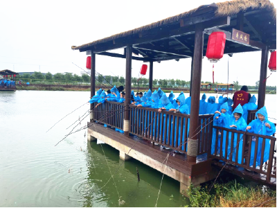 潜江上演钓虾比赛120余名师生雨中竞技