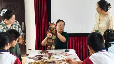 非遗皮影戏入特校 童心续传承