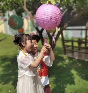 萌娃穿华服过“穿越版”双节