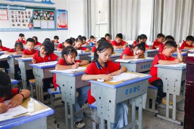 洪灾过后48小时，咸丰县城逐步恢复生产生活秩序