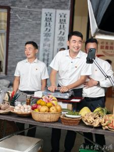 “酒窝书记”的担当——宣恩县万寨乡向家村党支部书记覃浩带领乡亲致富记 