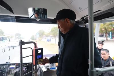 清晨七点，他刷响一张开往山外的卡…… 