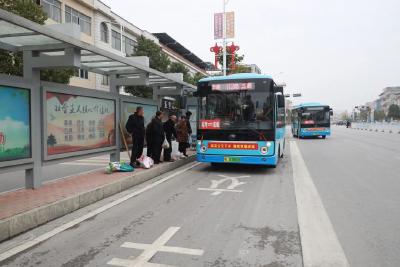 清晨七点，他刷响一张开往山外的卡…… 