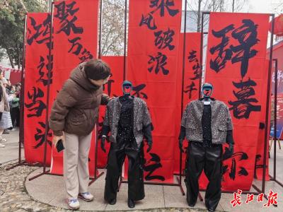 新春走基层 ｜参与主持、表演节目、做讲解员，人形机器人节前接单忙