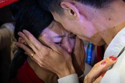 等待33年的拥抱