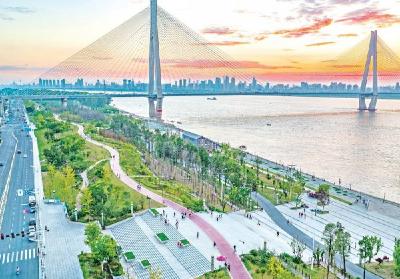 一脉相承又守正创新，展现了既稳定又进取的发展智慧