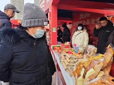 甘肃兰州：年货节里年味起 