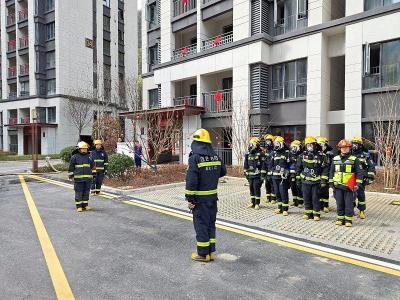 林区消防救援大队组织开展高层建筑灭火救援实地演练