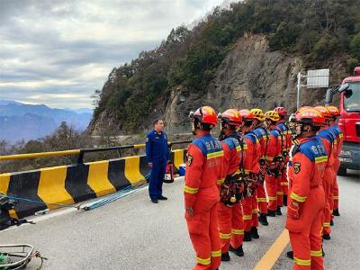 林区消防救援大队开展山岳救援实战演练