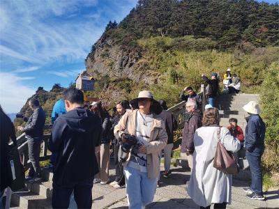 神农架秋日盛景醉游人