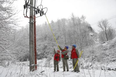 抗寒潮 保供电 国网神农架供电公司闻“雪”而动