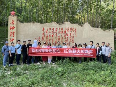 自媒体人徒步10公里 传承红色精神